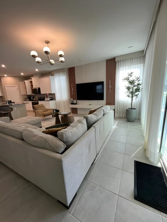7 Bedrooms / 6.5 Bathrooms / Solara (2306SR)