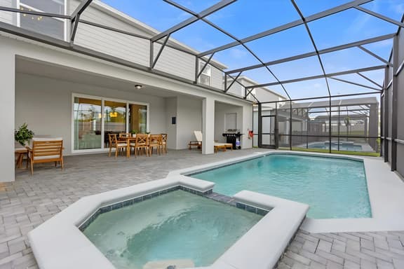 10 Bedrooms/ 8 Bathrooms/ Windsor Cay (16307 SK)