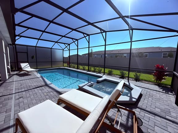 8 Bedrooms / 6 Bathrooms / Windsor Cay (16195CC)