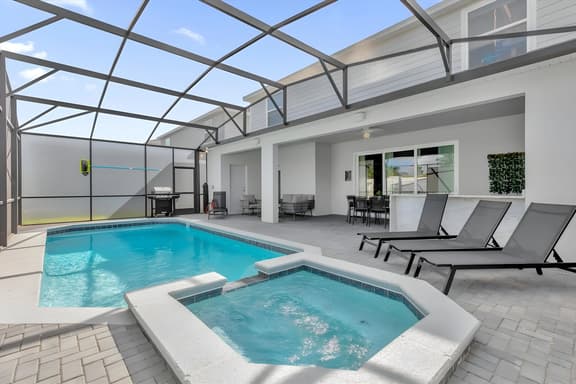 8 Bedrooms/ 6 Bathrooms/ Windsor Cay(16311SK)