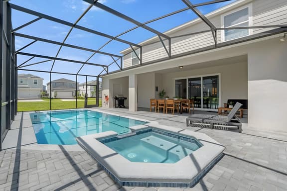 10 Bedrooms/ 8 Bathrooms/ Windsor Cay (16392 SK)