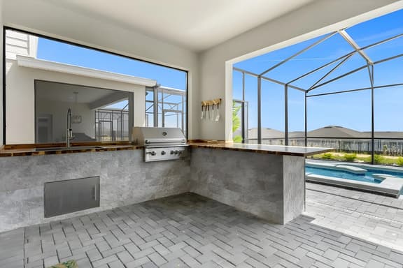 7 Bedrooms/ 5.5 Baths/ Windsor Island (3775 LA)