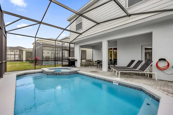 6 Bedrooms/ 4.5 Bathrooms/  Windsor Cay (16237 SM)