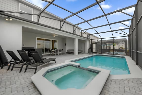 8 Bedrooms/ 6 Bathrooms/ Windsor Cay(16280SM)