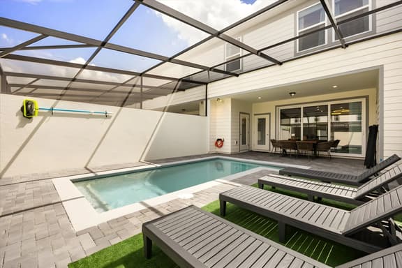 5 Bedrooms/ 4.5 Bathrooms/ Windsor Cay (16146 CC)