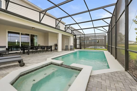10 Bedrooms / 8 Bathrooms / Windsor Cay (15965CC)