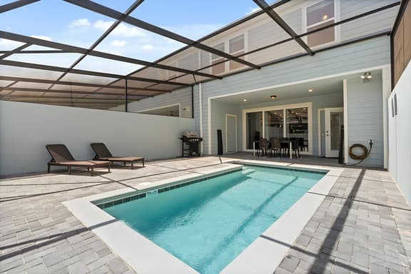5 Bedrooms / 4.5 Bathrooms / Windsor Cay (16085BW)
