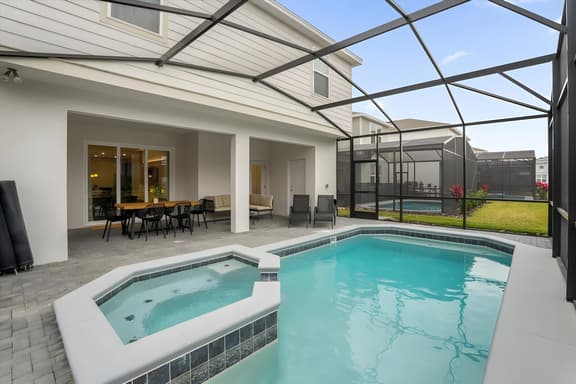 7 Bedrooms / 5.5 Bathrooms / Windsor Cay (16225SK)
