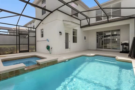 5 Bedrooms/ 5 Bathrooms/ Storey Lake (4762KC)