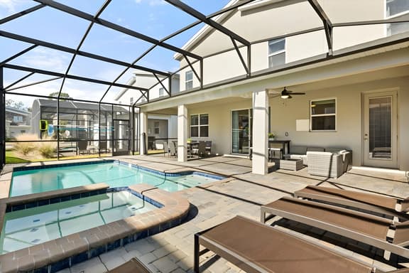 8 Bedrooms/ 5 Bathrooms/ Storey Lake (4582NL)
