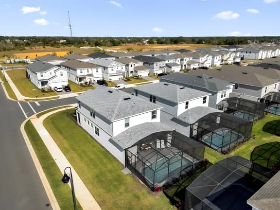 5 Bedrooms / 5.5 Bathrooms / Windsor Cay (16201SK)