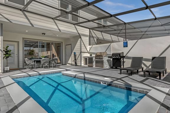 5 Bedrooms/ 4.5 Bathrooms/ W. Island (4074 LA)