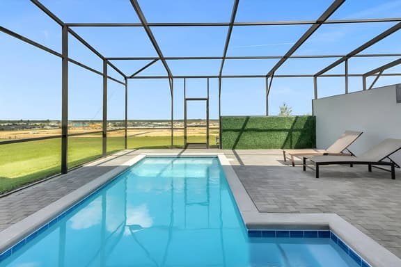 5 Bedrooms/ 4.5 Bathrooms/ Windsor island (637 JL)