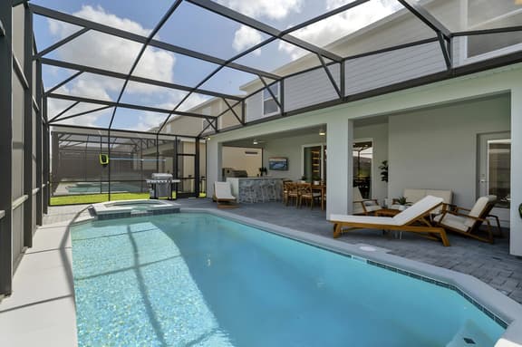 10 Bedrooms/ 8 Bathrooms/ Windsor Cay (16260 SK)