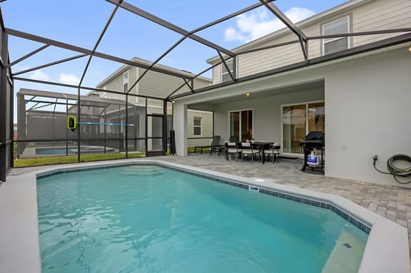 5 Bedrooms / 5.5 Bathrooms / Windsor Cay (15948CC)