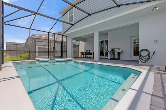 7 Bedrooms/ 5.5 Bathrooms/ Windsor Cay (1261 ER)