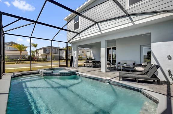 7 Bedrooms / 5.5 Bathrooms / Windsor Cay (16202TW)