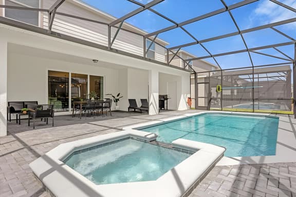 10 Bedrooms/ 8 Bathrooms/ Windsor Cay (16340 SK)