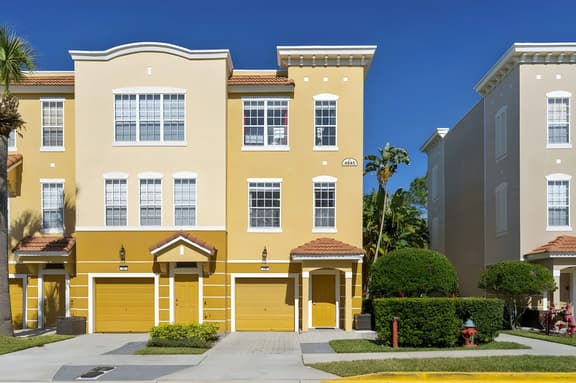 3 Bedrooms/ 3.5 Bathrooms/ Vista Cay (4845-148)