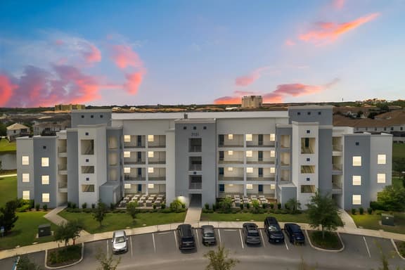 3 Bedrooms / 2 Bathrooms / Storey Lake (3131-306)