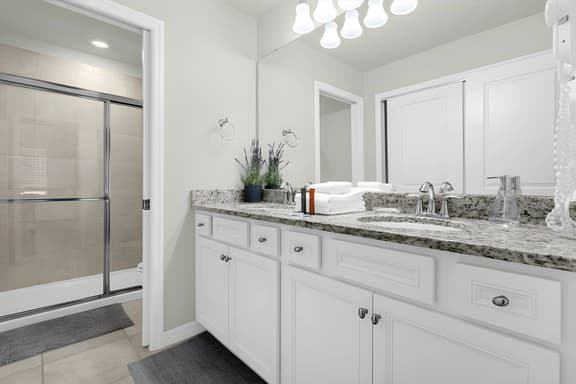 5 Bedrooms/ 4.5 Bathrooms/ Windsor Island (160 JW)