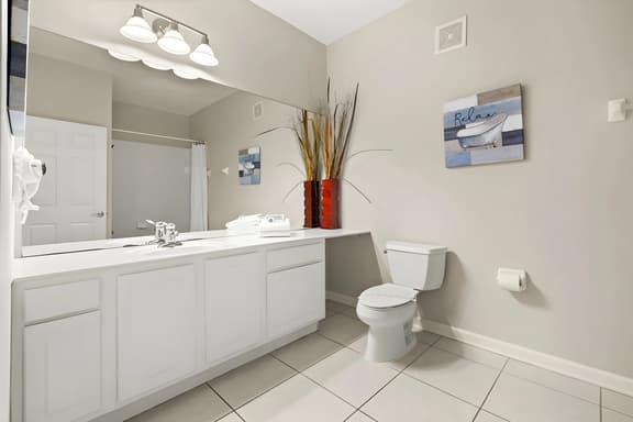 3 Bedrooms / 2 Bathrooms / Vista Cay (4814-405 CA)