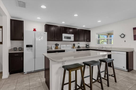 6 Bedrooms/ 4.5 Bathrooms/ Crystal Cove (957 EG)