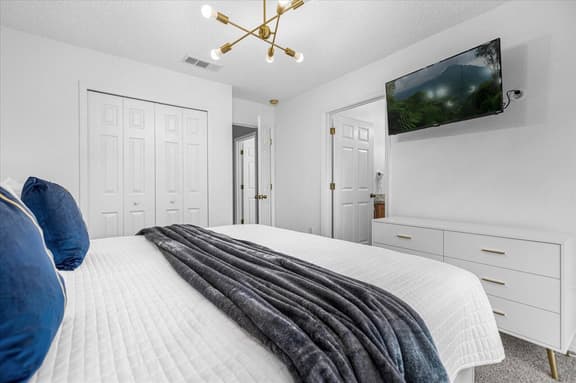 3 Bedrooms/ 2.5 Bathrooms/ Emerald Island(2709 SK)