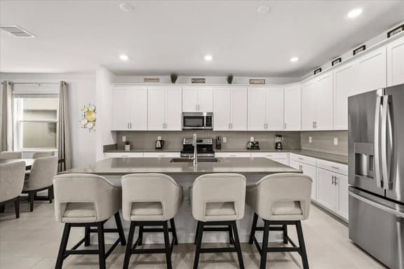 6 Bedrooms / 5 Bathrooms / Champions Gate (8939TW)