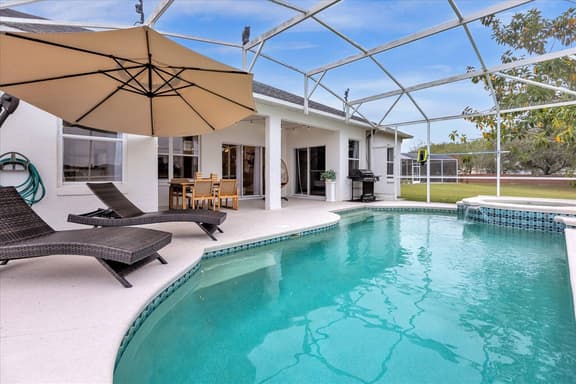 4 Bathrooms/ 3 Bathrooms/ Cresent Lakes (5305 CV)