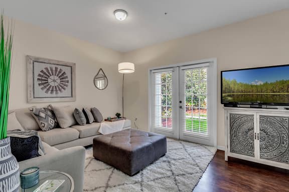4 Bedrooms / 3 Bathrooms / Lucaya Village (15-101)