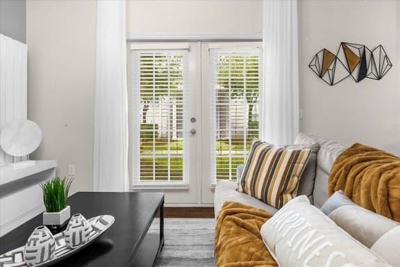 4 Bedrooms / 3 Bathrooms / Lucaya Village (21-101)