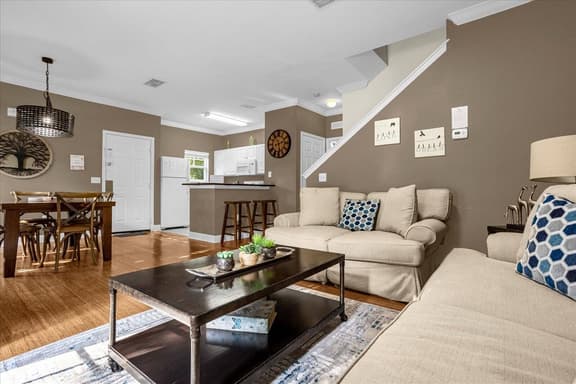 4 Bedrooms / 3 Bathrooms / Lucaya Village (1-105)