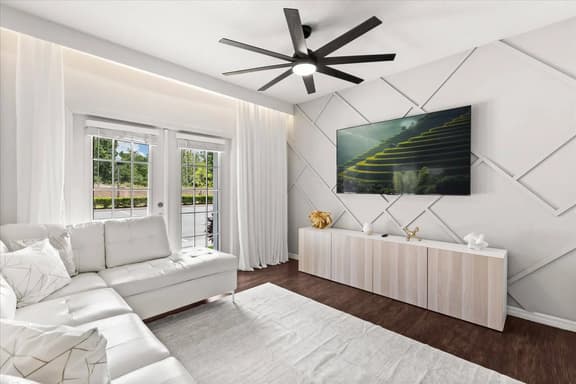 4 Bedrooms/ 3 Bathrooms/ Lucaya Village (19-104)