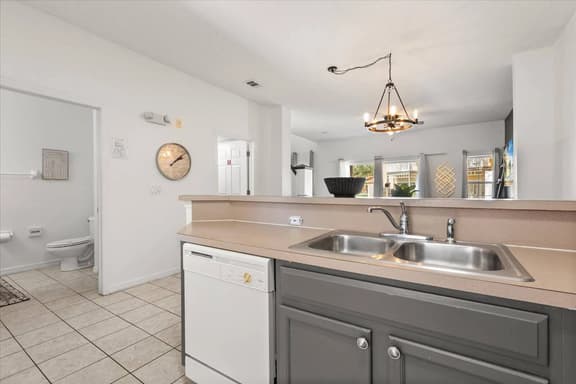 3 Bedrooms / 2.5 Bathrooms / Lake Berkley (1116PR)