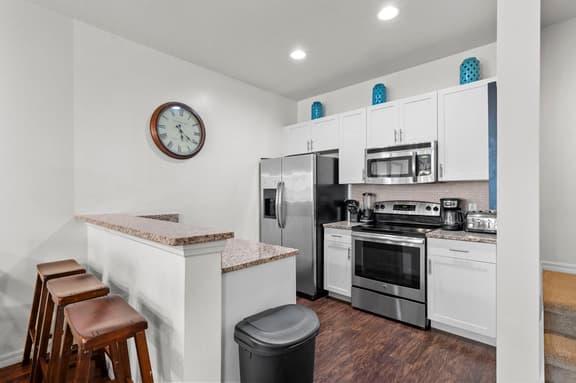 3 Bedrooms/2 Bathrooms/ Lucaya Village (20-107)