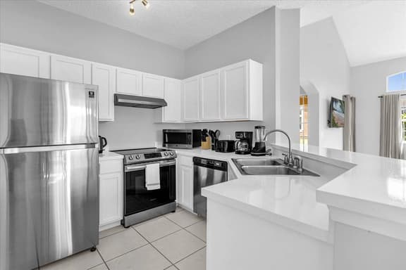 4 Bedrooms/ 3.5 Bathrooms/ Lake Berkley (938 PT)