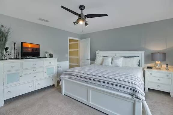4 Bedrooms / 3 Bathrooms / Paradise Palms (8881 CP)