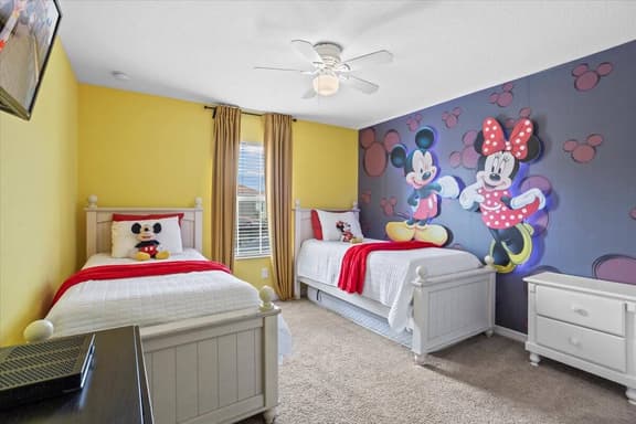 4 Bedrooms / 3 Bathrooms / Paradise Palms (8962 CP)