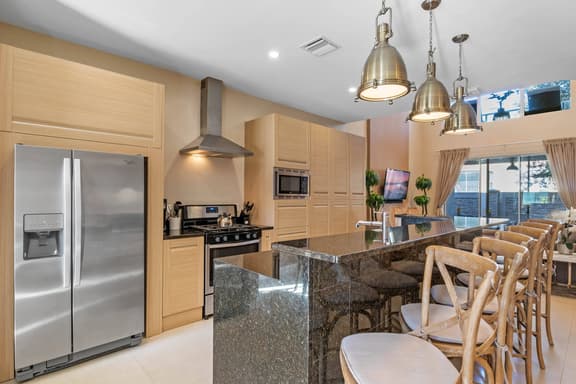 4 Bedrooms / 4.5 Bathrooms / Magic Village(7603RD)