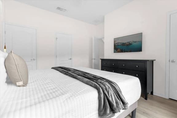 4 Bedrooms / 3 Bathrooms / Paradise Palms (8963 CP)