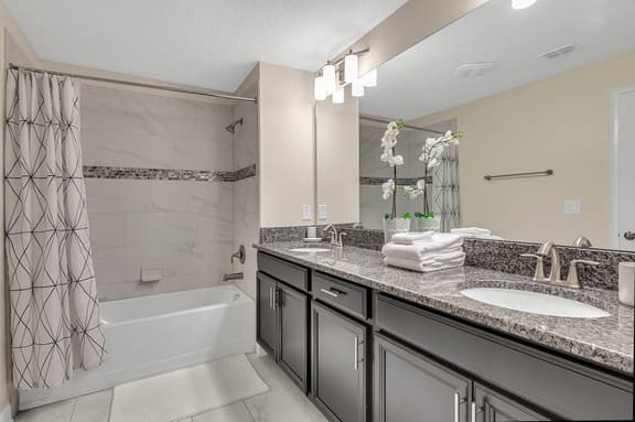 5 Bedrooms / 4 Bathrooms / Storey Lake (4890 RC)