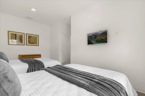 2 Bedrooms / 2.5 Bathrooms / Regal Oaks (2634 CL)