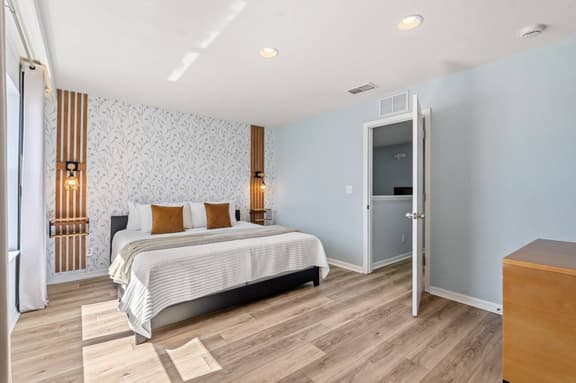 3 Bedrooms / 3 Bathrooms / Regal Oaks  (5714 DD)