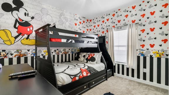 5 Bedrooms / 4 Bathrooms / Storey Lake (4813 ML)