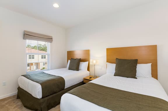 2 Bedrooms / 2.5 Bathrooms / Regal Oaks (2604 RL)