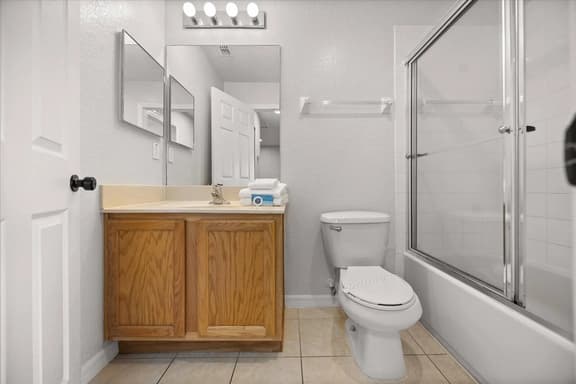 3 Bedrooms/ 2.5 Bathrooms/ Regal Oaks (5716 DD)