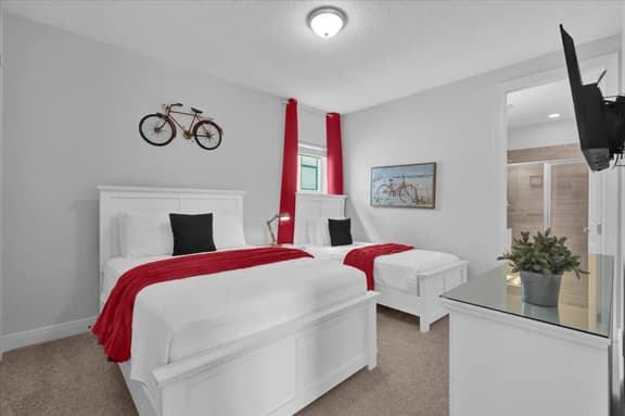 5 Bedrooms / 5.5 Bathrooms / Reunion (701GB)