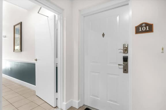3 Bedrooms / 2 Bathrooms / Reunion (7697-101HC)