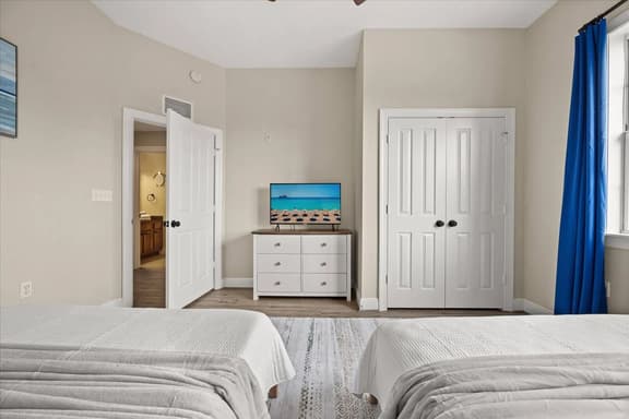 3 Bedrooms/ 2 Bathrooms/ Reunion (7631-302 HC)